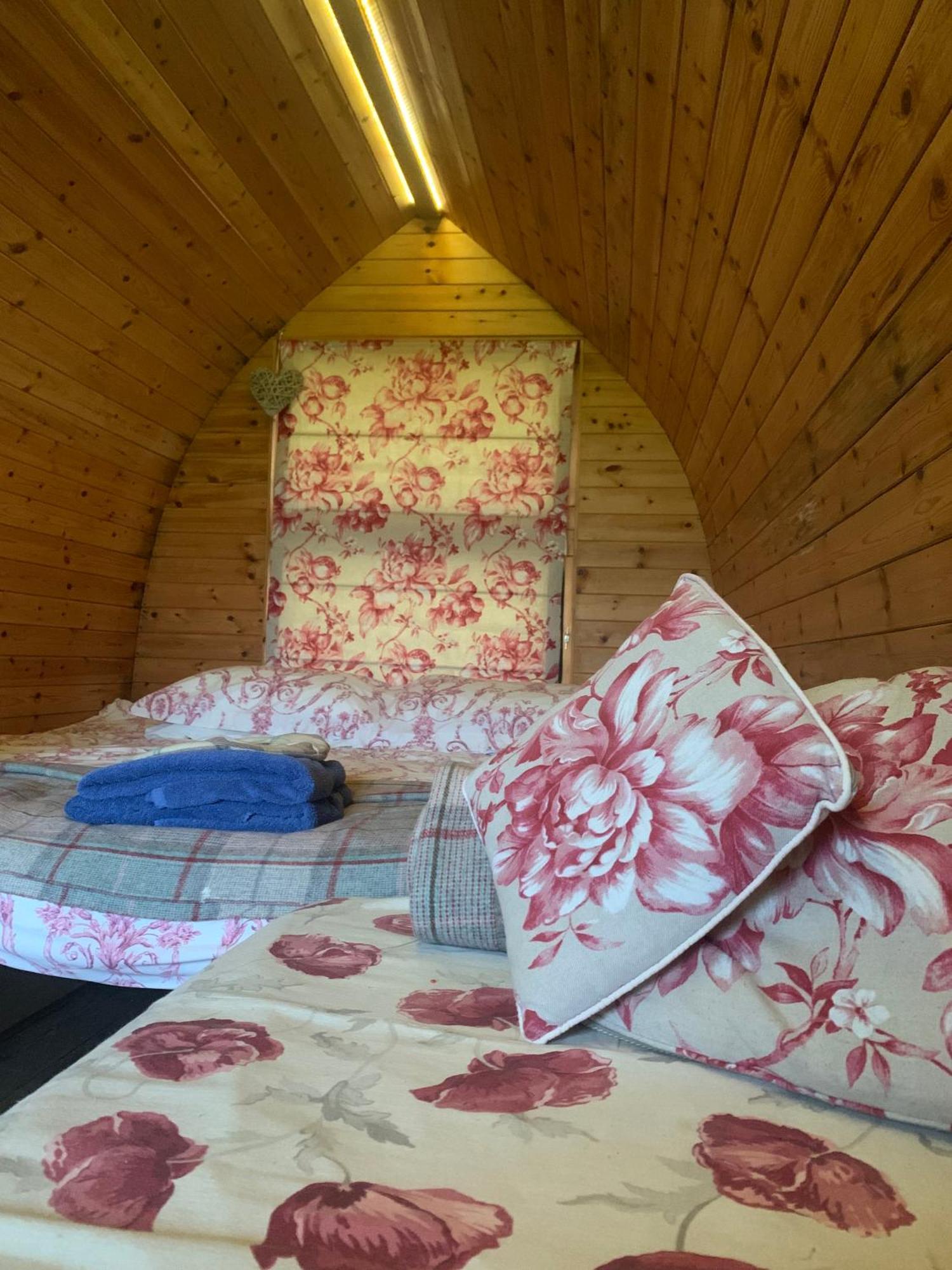Ceridwen Glamping, Double Decker Bus And Yurts Ξενοδοχείο Llandysul Εξωτερικό φωτογραφία